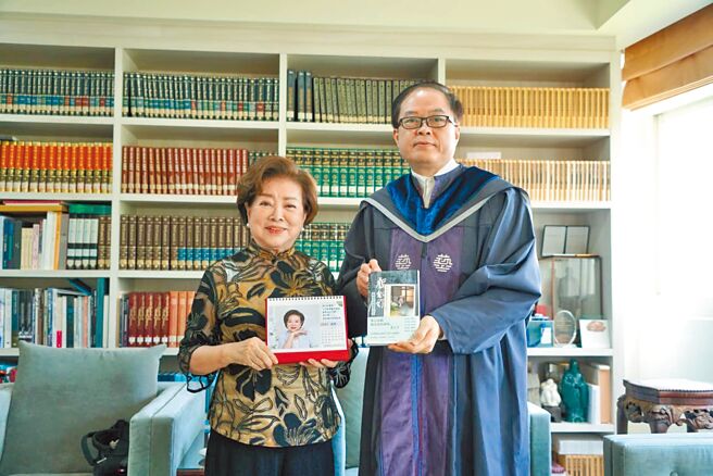 陈淑芳（左）拿奖后与台湾艺术大学校长陈志诚合影。（摘自脸书）