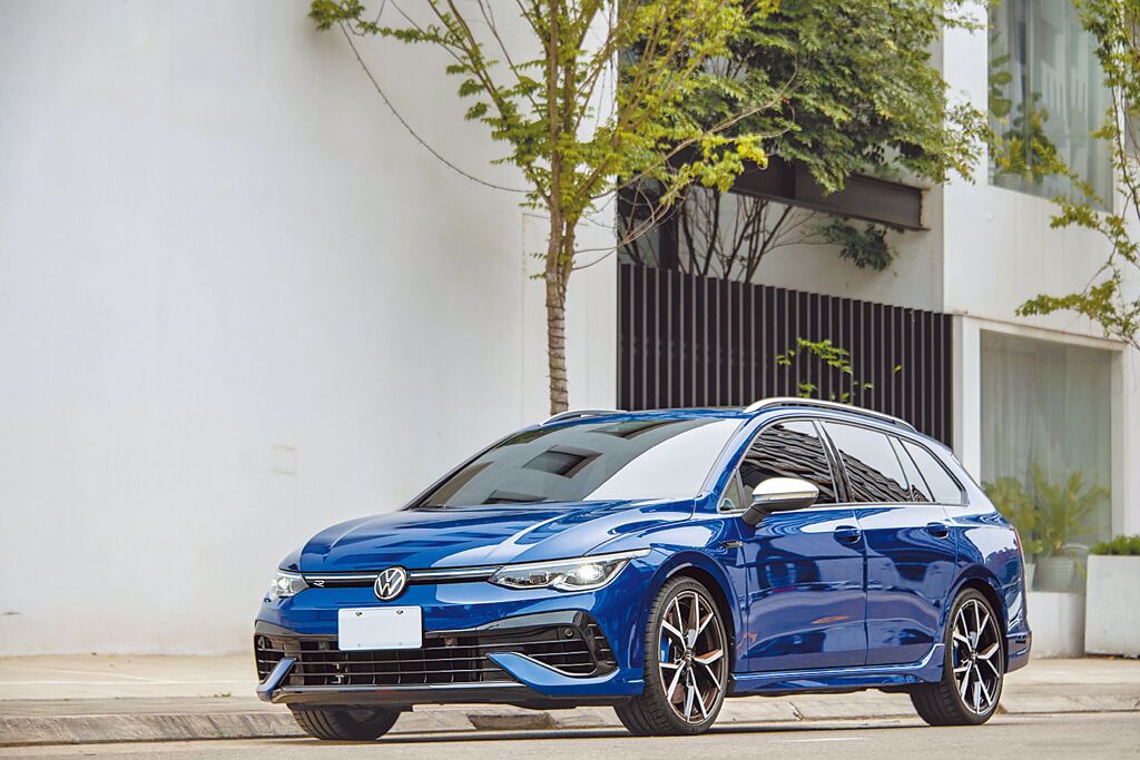 VW Golf R Variant售價214.8萬元，試駕車為特仕版，另加選抬頭顯示器（4.5萬元）、harman/kardon音響（3.5萬元）及R Performance Package。 （陳大任攝）