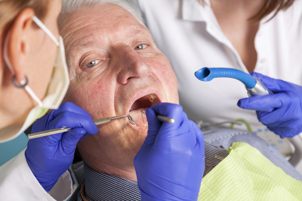 泰国一间医院2天内为一名64岁老翁拔除12颗牙齿，护士建议老翁「咬住纱布止血」，拒绝开药止血，老翁最终失血过多身亡。（示意图／shutterstock）(photo:ChinaTimes)