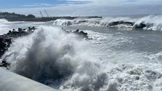 瑪娃逼近 台東南迴巨浪波及路面 沿海居民謹慎防颱