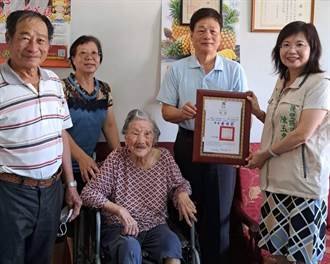 55歲公職退休照顧年邁母親 他獲頒南市孝行獎