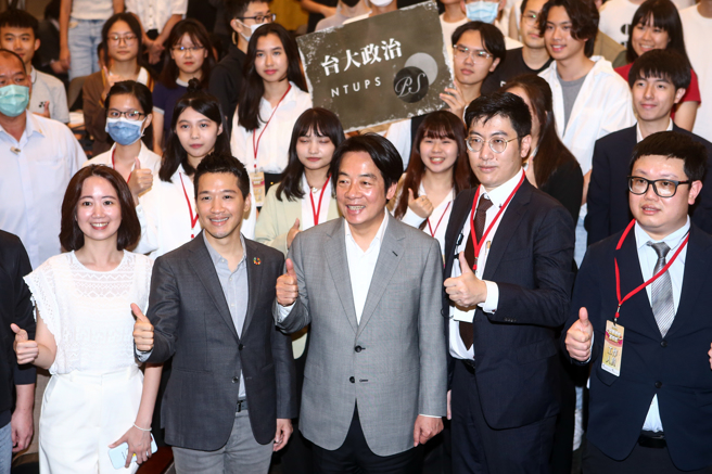 参选2024总统大选的民进党主席赖清德（中）28日出席校园总统马拉松论坛。（邓博仁摄）