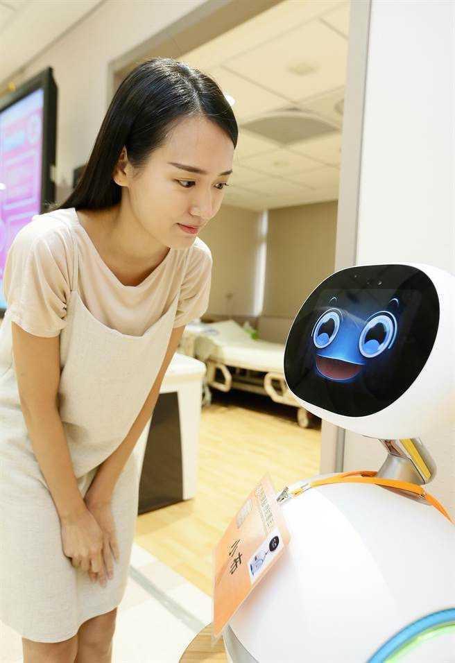在2017年11月华硕首款家庭智能机器人「小布（Zenbo Qrobot）」诞生，这款陪伴型机器人会说故事、教英文、打电话、拍照。（图／报系资料照）