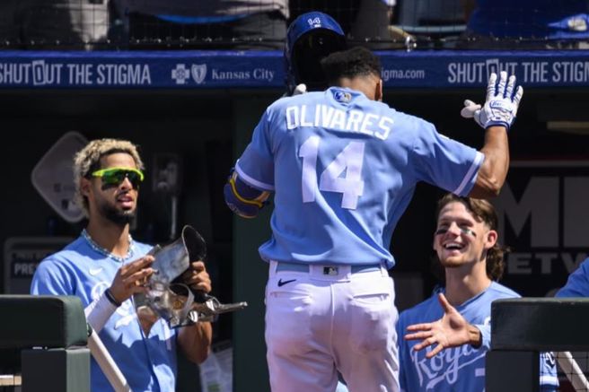 皇家队奥利瓦雷斯(中)与队友庆祝全垒打。（美联社）