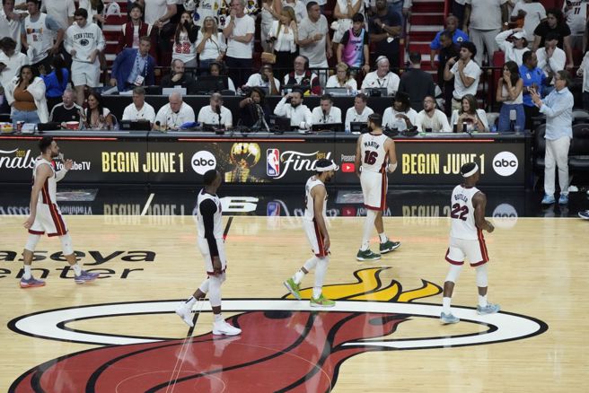 热火球员意外输掉东区决赛G6之后相当沮丧。（美联社）