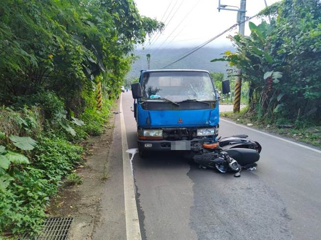 花莲79岁曾姓老昨翁开小货车从巷口准备左转时，撞上骑机车直行的53岁卢姓骑士，卢男头部重创，经送医抢救恢復生命迹象，却呈现脑死状态，仍在加护病房观察。（民眾提供／罗亦晽花莲传真）