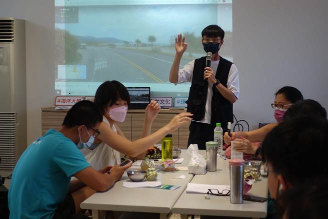 就读东海大学企管所的何丞利（上）带领食鱼教育活动。（教育部提供／林志成台北传真）