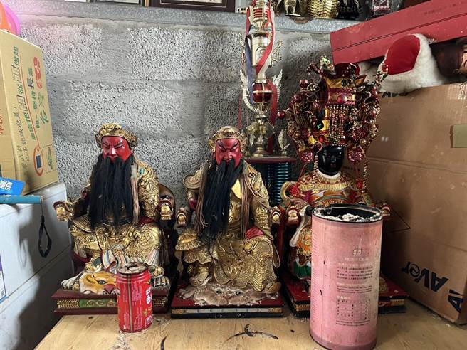 花莲县秀林乡、吉安乡宫庙近日陆续遭窃，经警方调阅监视器锁定林姓惯窃，20日持拘票在花莲市逮到人，并在其处所起出多尊神像及金牌，甚至还有一尊苏澳天祝宫30年前遭窃的黑面妈祖。（新城警分局提供／罗亦晽花莲传真）