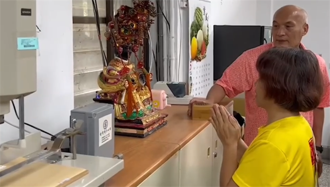  花莲县秀林乡、吉安乡宫庙近日陆续遭窃，警方逮获林姓惯窃，并在其处所起出多尊神像及金牌，包括一尊苏澳天祝宫30年前遭窃的黑面妈祖，让庙方又惊又喜，赶紧将妈祖像接回家。（新城警分局提供／罗亦晽花莲传真）