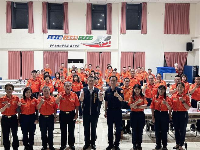 太平警分局办理「112年太平义交整编基本训练」针对民防团队整编、全民防卫体系及协勤法令授课。（太平警分局提供／冯惠宜台中传真）