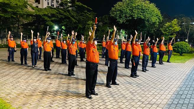 太平警分局办理「112年太平义交整编基本训练」针对民防团队整编、全民防卫体系及协勤法令授课。（太平警分局提供／冯惠宜台中传真）