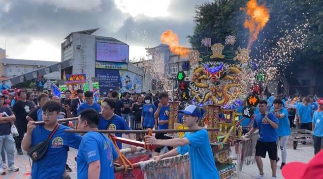 澎湖出动13顶会喷火，闪闪发光的电子武轿联合踩街绕境来热情迎宾。（许逸民摄）