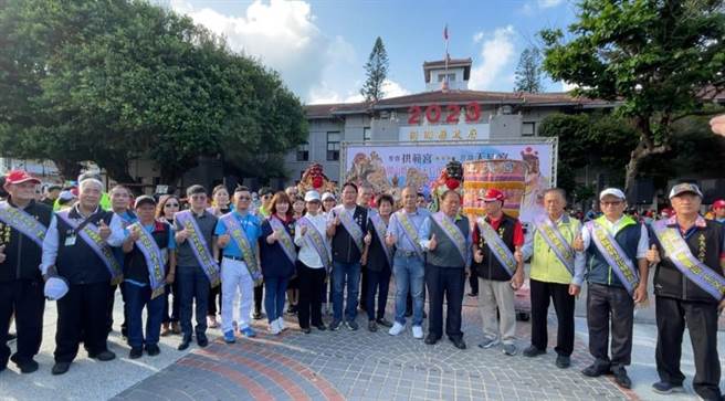 昨下午云林麦寮拱范宫的澎湖三甲七保夜巡会香活动，在澎湖县政府广场举行起驾大典。（许逸民摄）