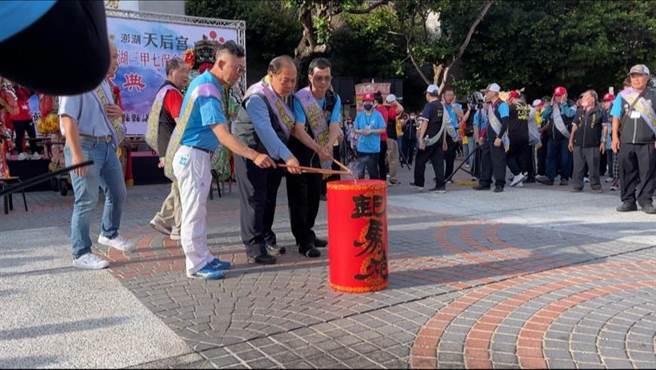 澎湖县长陈光復等贵宾共同点燃起马炮。（许逸民摄）