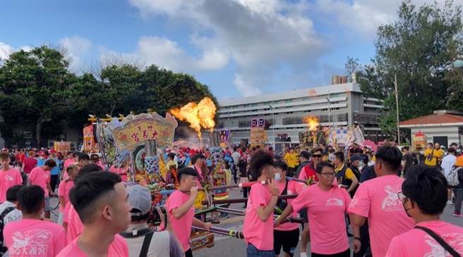 澎湖出动13顶会喷火，闪闪发光的电子武轿联合踩街绕境来热情迎宾。（许逸民摄）