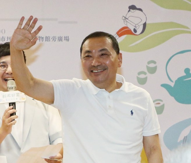 新北市长侯友宜表示，核能就是他的选项之一；图为侯29日出席 「新北好茶 包种茶」上市记者会，向与会民眾致意。（赵双杰摄）