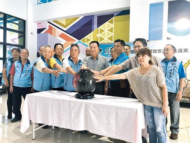 時任頭城鎮長曹乾舜（前排中）開心舉行記者會，宣布全鎮路燈都更換成LED燈具。（本報資料照片）