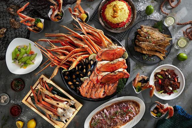 台北喜来登「十二厨」自助餐厅「仲夏海鲜季」6月7日登场，菜色升级不加价，畅飨松叶蟹海鲜桶、大啖澎湖现流海鲜。（图／台北喜来登提供）