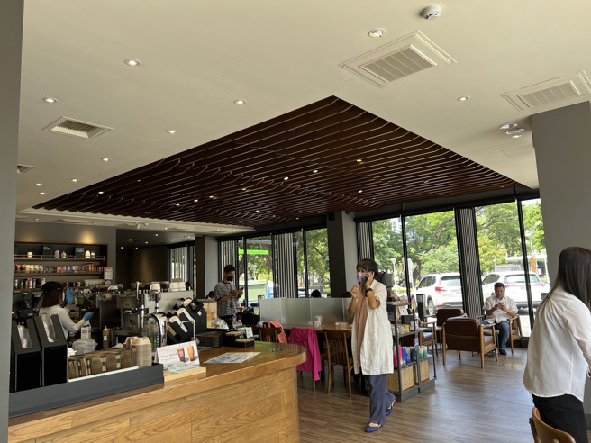 星巴克今早传出BB弹攻击事件，吓坏店内用餐的客人，所幸没有造成人员伤亡及财损。（高市议员林智鸿提供）