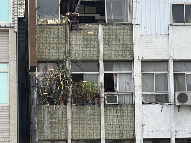 高市议员林智鸿目击嫌犯疑似从民宅3楼持BB枪攻击。（高市议员林智鸿提供）