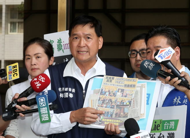 新北市议员洪佳君（左）、林国春（中）、林金结（右）、廖先翔29日赴台北地检署，告发行政院副院长郑文灿涉嫌窝藏im.B主嫌曾国纬；林国春受访说明告发理由。（刘宗龙摄）