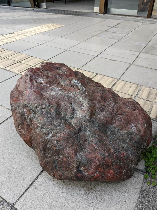 警方在嫌犯租屋处另查获1颗重达65公斤总统玉石。（台东县警察局提供／萧嘉蕙台东传真）