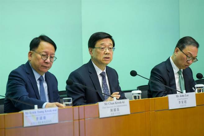 香港特区行政长官李家超5月2日就完善地区治理建议方案举行记者会。（摘自中新社）