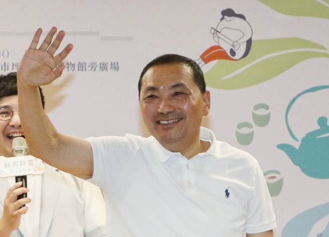 新北市长侯友宜（前）29日出席 「新北好茶 包种茶」上市记者会，向与会民眾致意。（赵双杰摄）