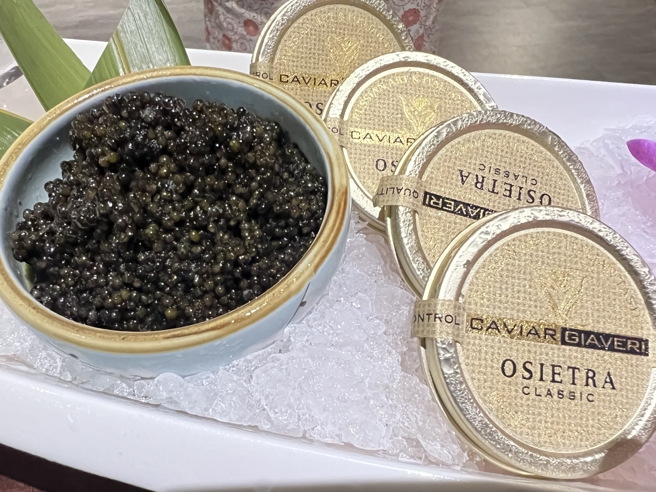 台中市台南担仔麵私房料理深获老饕喜爱，图为使用顶级鱼子酱的前菜鱼子酱胶原冻。（林金池摄）