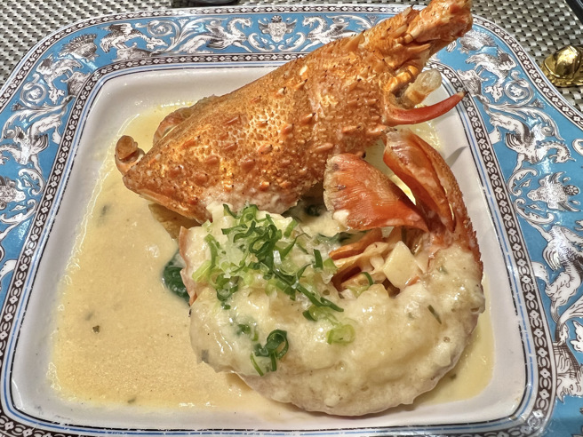 「法式起司炒龙虾」特选澳洲进口野生龙虾，裹上8年以上的马萨瑞拉起司以及帕玛森起司，再淋上顶级白酒调味，堪称色香味俱全的奢华飨宴。（林金池摄）