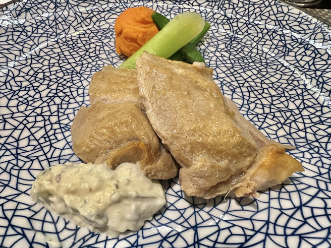 「烟熏东港黑鲔鱼」以高山桧木烟熏烧烤，不仅锁住顶级黑鲔鱼的油脂，更渗入一股浓浓的桧木香，令人回味无穷。（林金池摄）

