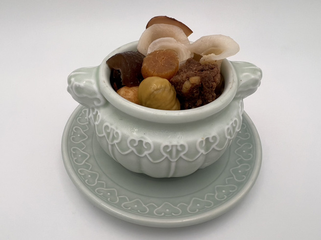 招牌菜「佛跳墙」精选整颗北海道瑶柱、鱼翅唇、海蔘、炸子排、栗子、芋头及笋干丝等食材，经过繁复的调理工法，以高汤加上蒜头细火慢炖，汤头浓而不腻。（林金池摄）