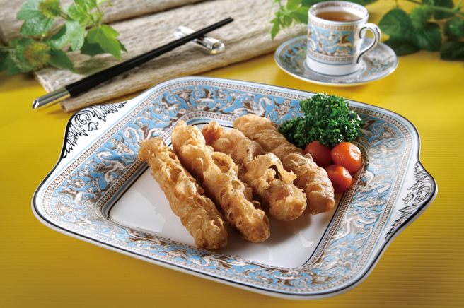 香酥鲜虾卷选用新鲜白虾、加入荸荠、花枝浆等独家配方，再挑选台南当地生产的顶级芝麻酱调和，接着以「猪网油」包裹沾上秘制粉浆，同样是必点招牌。（林金池摄）