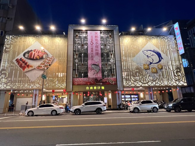 台中市台南担仔麵外观宏伟成为商圈知名地标。（林金池摄）

