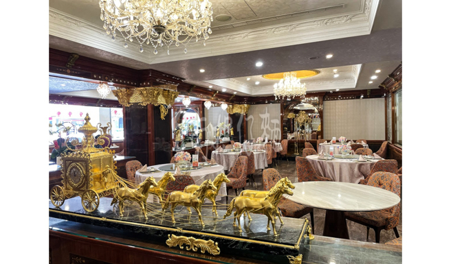 台中市台南担仔麵店内餐具全都採用欧洲进口，装潢摆设金碧辉煌、贵气十足，堪称「凡尔赛宫」。（翻摄官网）