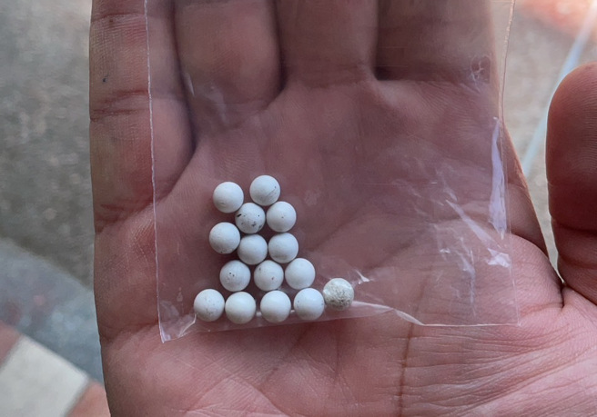 高雄一间星巴克29日发生枪击案，嫌犯疑似持BB枪扫射店内，引起民眾恐慌。（图／警方提供）