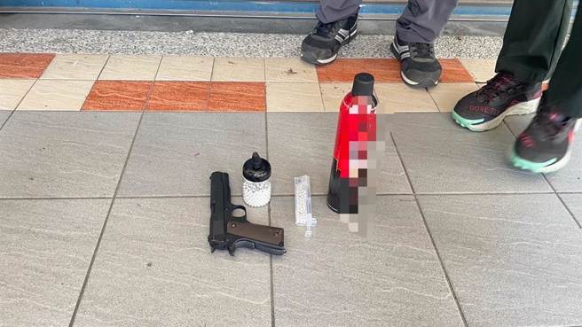 警方查获BB枪等证物。（翻摄照片／崔正纲高雄传真）
