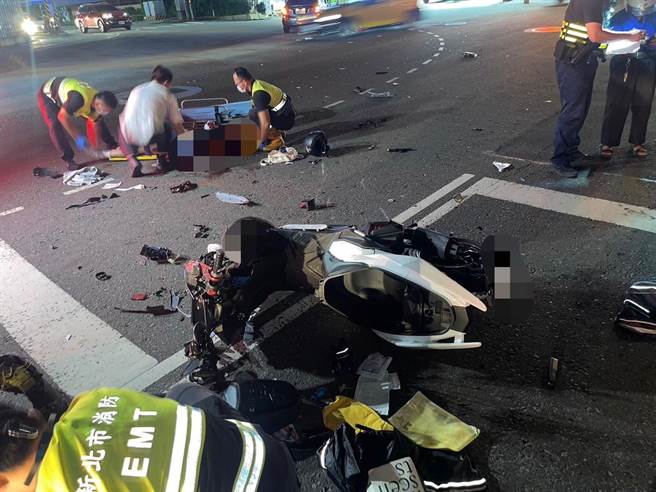 林男机车发生撞击后倒地，地面散落许多碎裂的零件。（警方提供）