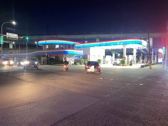 事故原因疑似左转的自小客车未礼让直行机车而辆酿祸。（警方提供）