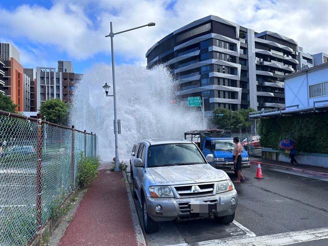 大货车驾驶撞断消防栓却没有通知任何单位，警方依规定予以开罚。（翻摄画面）
