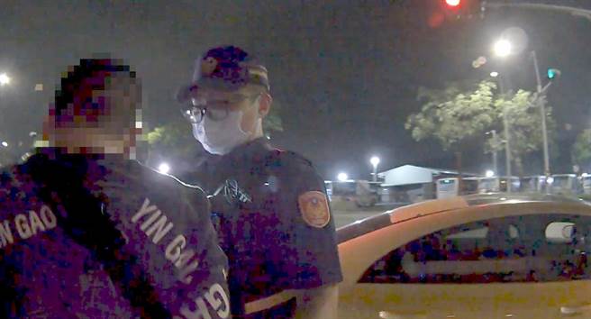 因为汽车的排气管声音过大，左营警方意外查获黄姓通缉犯。（翻摄照片／林瑞益高雄传真）