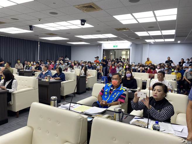 彰化殡葬园区消息曝光，引发不少民眾反对，29日市代会近百乡亲关心，到场旁听。（吴建辉摄）