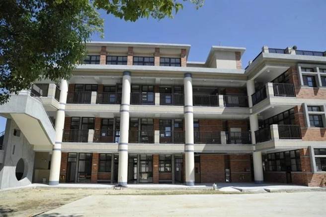 大湖乡武荣国小全校仅剩3名6年级学生，下学年开始将无学生就读，学校面临裁併命运。（摘自武荣国小官方网站）