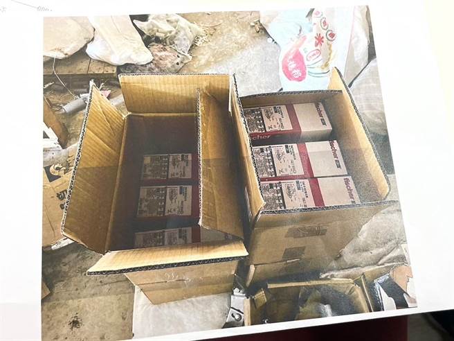 华荣市场都更案被质疑锚栓送审样本疑似与实际施工不同，新工处副处长刘家铭说明，现场确定使用的就是富华成公司的锚栓，与送审样本相同。（台北市新工处提供／刘彦宜台北传真）