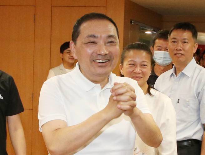 新北市长侯友宜（前）29日出席 「新北好茶 包种茶」上市记者会，向与会民眾致意。（赵双杰摄）