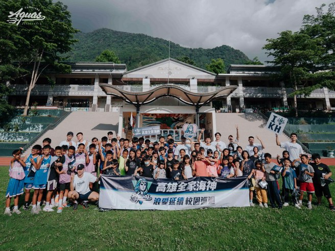海神球员前往民生国小跟孩童、校友互动。(高雄全家海神提供)