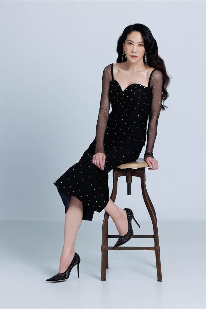 吴依霖宣布跨界卖内衣。（喜鹊娱乐提供）