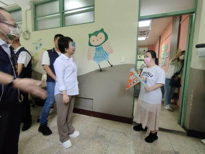 台中市长卢秀燕29日上午来到雾峰区「旧省政府教育厅」，参观身障小作所及长青学苑，由身障学员带领并介绍他们平时的活动内容。（潘虹恩摄）