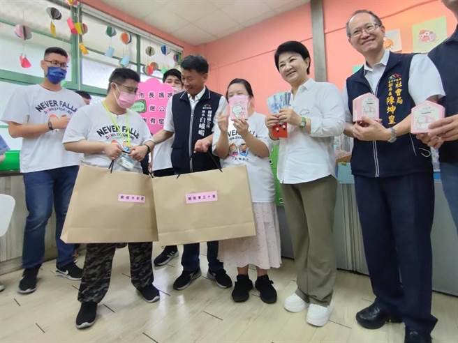 台中市长卢秀燕29日参观设在雾峰区「旧省政府教育厅」的身障服务据点和长青学苑，拿出全民普发的6000元向身障学员购买颗手工皂，并发送给长青学苑长辈。（潘虹恩摄）