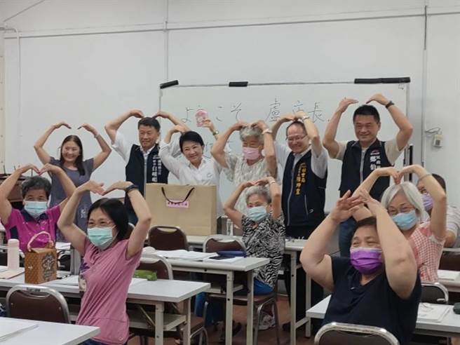 台中市长卢秀燕29日参观设在雾峰区「旧省政府教育厅」的身障服务据点和长青学苑，将向身障学员购买的手工皂送给长青学苑长辈。（潘虹恩摄）